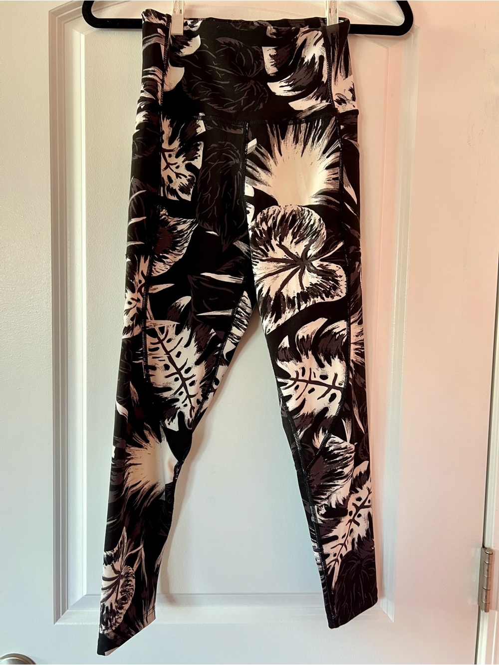 Women’s  Black & White Floral Active Leggings- Body Glove